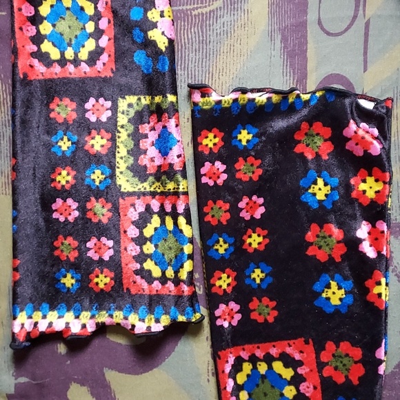 Urban Outfitters Multicolored Abstract Face Print Velvet Bell Sleeve Top Size  M - Picture 6 of 9